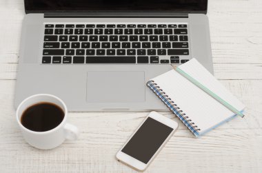 Laptop klavye, defter bir kalem, bir smartphone ve bir fincan kahve, üstten görünüm