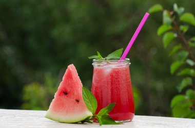 Buz ve yeşil zemin üzerine nane fışkın ile karpuz güler yüzlü ve üçgen