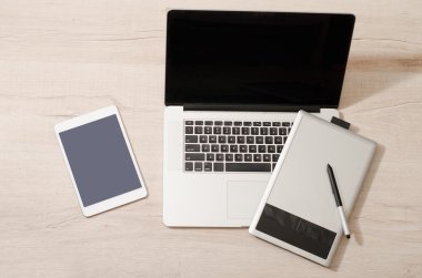 Dizüstü bilgisayar, grafik tablet ve masa lambası, üstten görünüm tablete açın