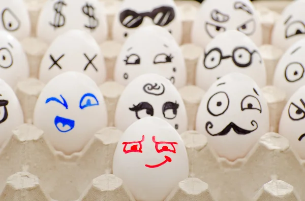 Huevos pintados en bandeja, sonrisas, guiños, Poirot — Foto de Stock