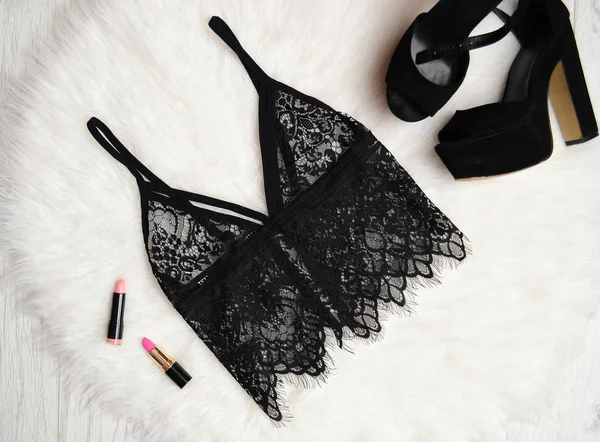 Moda kavramı. Bayan aksesuarlar: dantel sütyen, Ayakkabı ve ruj. Beyaz arka plan, üstten görünüm.