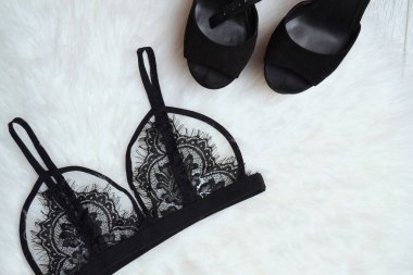 Moda kavramı, kadın giysisi. Dantel sütyen ve beyaz bir arka plan üzerinde ayakkabı