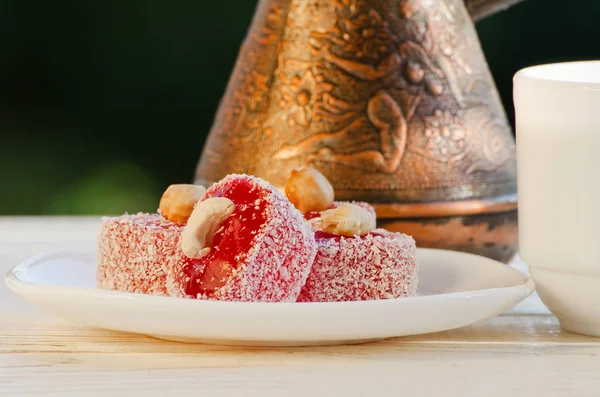 Rotes türkisches Vergnügen mit Nüssen in der Sonne, Töpfe im Hintergrund — Stockfoto