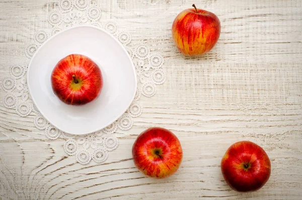 Apple a csészealj érett alma-a világos fából készült háttér, felülnézet — Stock Fotó