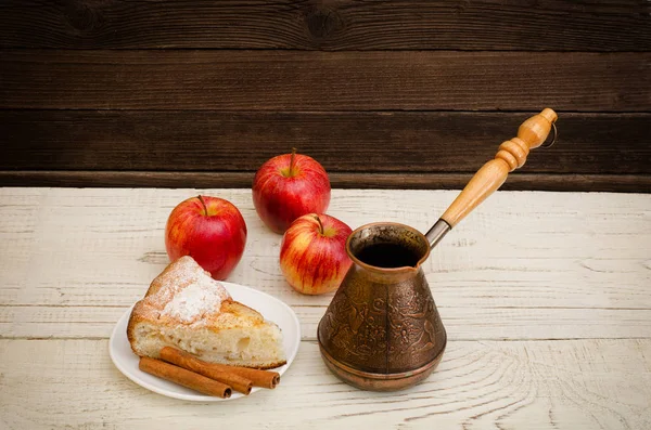 Горшки кофе, яблочный пирог и спелые яблоки на деревянном фоне — стоковое фото