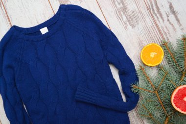 Koyu mavi örgü kazak yakın çekim köknar dal. Moda kavramı