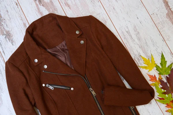 Brun cashmere kappa hösten trä bakgrund, höstlöv. Fashion-konceptet. — Stockfoto