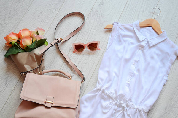 Модная идея, гардеробщица. Платье, сумка и очки. Вид сверху
