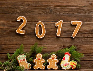 Yeni yıl kavramı. 2017 ve gingerbread köknar dalı şekilde