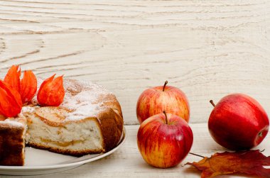 Ahşap masa lambası üzerinde elma elmalı turta ve olgun