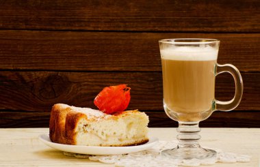 Cappuccino ve elmalı turta ahşap arka plan üzerinde