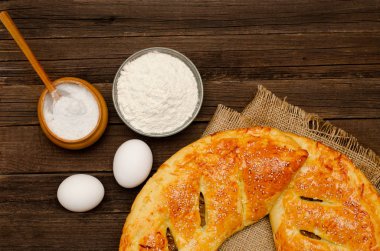 Çul, yumurta, un ve tuz ahşap zemin üzerinde pasta parçası