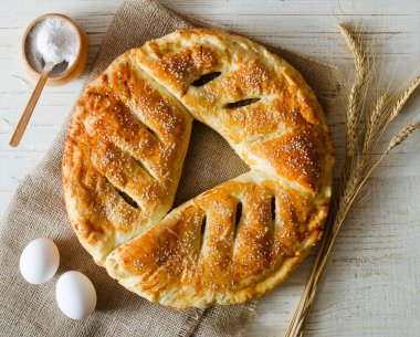 Çul, yumurta, tuz ve buğday kulakları üzerinde yuvarlak pasta