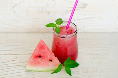 Karpuz smoothies ve nane, karpuz üçgen ahşap arka plan üzerinde bir delikanlı ile jar