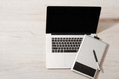 Dizüstü bilgisayar, grafik tablet ve masa lambası, üstten görünüm üzerinde metin için yer açmak