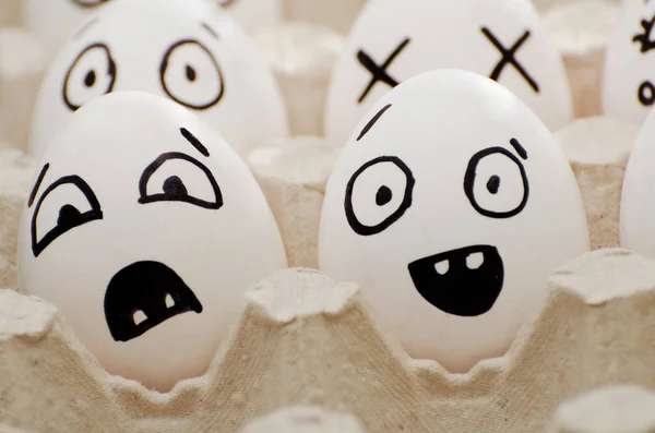 Dos huevos con emociones pintadas: miedo y sorpresa. Primer plano — Foto de Stock