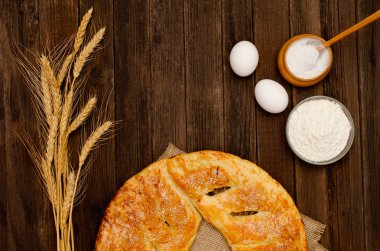 Çul, yumurta, un ve tuz ahşap zemin üzerinde pasta parçası. Metin için yer