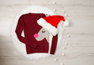 Ren geyiği ve Santa şapka ile yılbaşı konsept kazak. Garland, ahşap arka plan, metin için yer