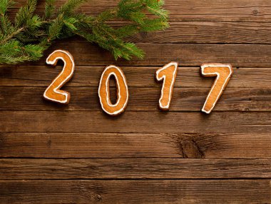 Köknar şubesine çerçeve altında ahşap arka plan üzerinde rakamlar 2017. Metin için yer