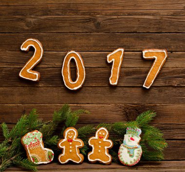 Yeni yıl kavramı. 2017 ve gingerbread köknar dalı şekilde