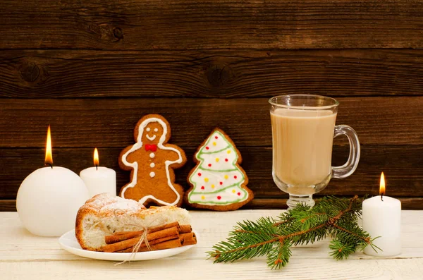 Boże Narodzenie instalacji. Gałąź jodła, Piernik, garnki, ciasto i świece na podłoże drewniane — Zdjęcie stockowe