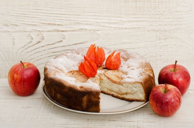 Ahşap masa lambası üzerinde elma elmalı turta ve olgun