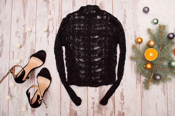 Blusa Guipure e sapatos pretos em um fundo de madeira, bolas de Natal no ramo de abeto. Conceito na moda, vista superior — Fotografia de Stock