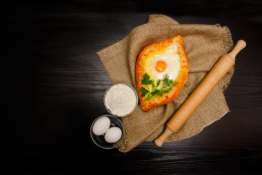 Yumurta tutuyordu, un, yumurta ve merdane siyah tablo, metin için yer ile Khachapuri