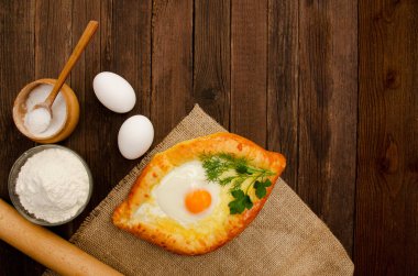 Khachapuri yas, tuz, un, yumurta ve maydanoz ahşap tablo, metin için yer üzerinde yumurta ile