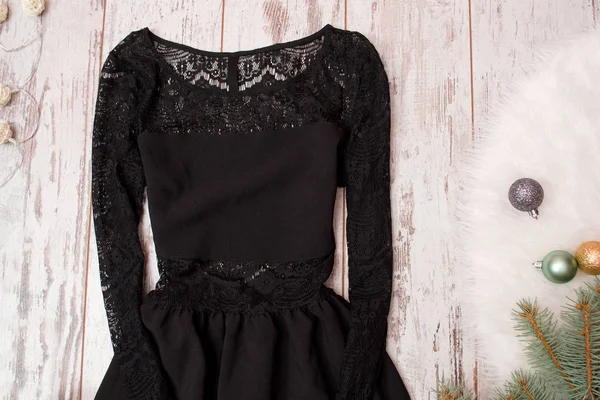 블랙 나무 바탕에 레이스 드레스, 장신구와 모피 나뭇가지. 패션 컨셉 — 스톡 사진