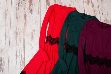 Üç renkli dantel ahşap arka plan, metin için yer ile tarih ile elbise