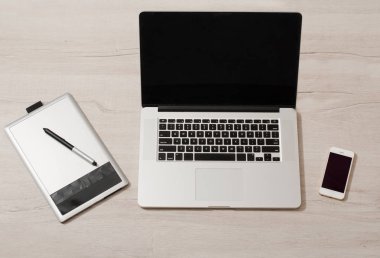 Dizüstü bilgisayar, grafik tablet ve masa lambası, üstten görünüm akıllı telefon açmak
