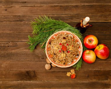 Üstten Görünüm geleneksel Noel yemeği Slavlar - kutia bir tabak. Ahşap arka plan Ladin şube, elma. Metin için yer