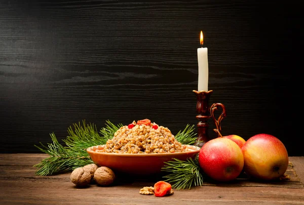 Crăciunul tradițional al slavilor în ajunul Crăciunului kutia. Ramură de brad, mere, lumânare pe fundal din lemn. Locul pentru text — Fotografie, imagine de stoc