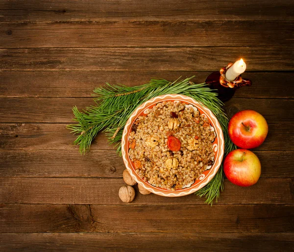 Üstten Görünüm geleneksel Noel yemeği Slavlar - kutia bir tabak. Ahşap arka plan Ladin şube, elma. Metin için yer