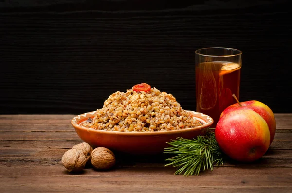 Plaka ile geleneksel Noel Noel arifesinde Slavlar tedavi. Komposto, Ladin şube, siyah bir zemin üzerine elma. Metin için yer