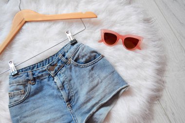 Kısa denim şort beyaz kürk ve pembe gözlük trempel üzerinde. Yukarıdan görüntülemek