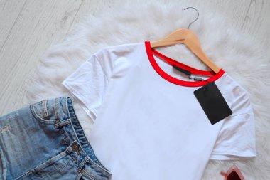 Kısa denim şort ve beyaz T-shirt üzerine beyaz kürk üzerinde yeni trempel. Yukarıdan görüntülemek