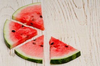 Üçgen dilimler metin için yer ile ışık ahşap zemin üzerine karpuz