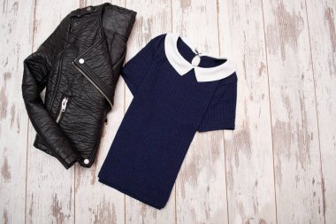 Moda kavramı. Siyah deri ceket ve beyaz yakalı mavi bir gömlek. Üstten Görünüm, metin için yer