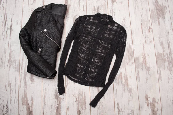 Концепция моды. Черная кожаная куртка и кружевная блузка. Вид сверху, место для текста — стоковое фото