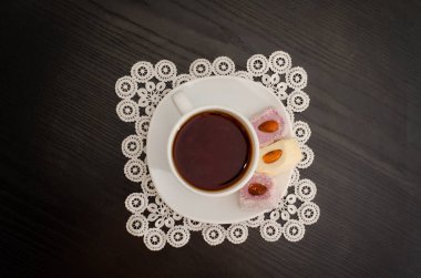 Uçan daire üzerinde siyah bir tabloda, kahve kupa Türk lokumu ile ana sayfa görünümü