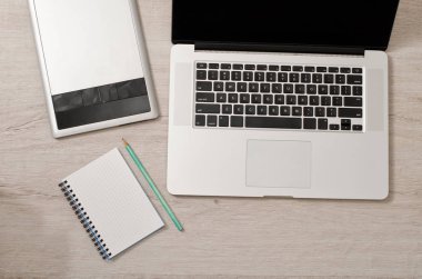 Dizüstü bilgisayar, grafik tablet ve defter kalem masa lambası, üstten görünüm üzerinde ile açın