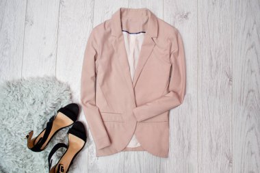 Gri Kürk ile bej ceketi iş stil, siyah ayakkabı. Moda kavramı, ahşap arka plan, üstten görünüm