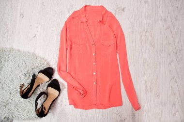 Pembe bluz ve siyah ayakkabılar faux kürk, ahşap arka plan gri. Moda kavramı, üstten görünüm, metin için yer