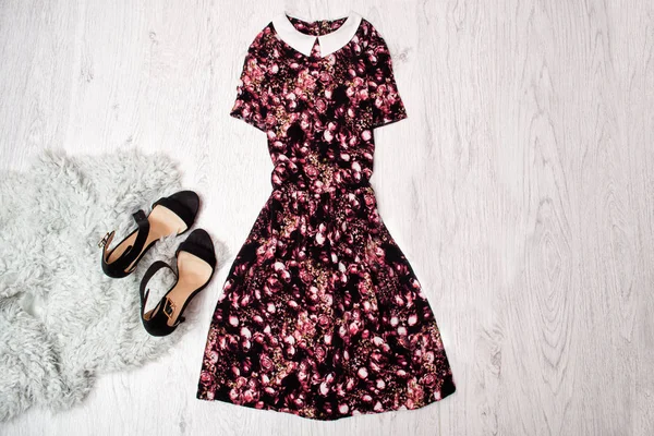 Vestido preto e rosa com gola, sapatos pretos cinza pele falsa, fundo de madeira. Conceito na moda, vista superior, espaço para texto — Fotografia de Stock