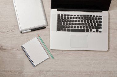 Dizüstü bilgisayar, grafik tablet ve defter kalem masa lambası, üstten görünüm üzerinde ile açın
