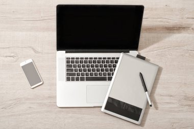 Dizüstü bilgisayar, grafik tablet ve masa lambası, üstten görünüm akıllı telefon açmak