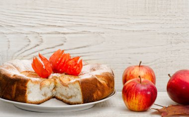 Metin için yer ile ışık ahşap zemin üzerine elmalı turta ve olgun elma