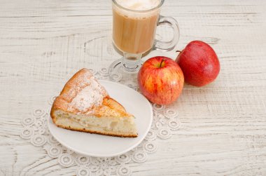 Elmalı turta, cappuccino ve olgun elma ışık ahşap arka plan, üstten görünüm üzerinde parça